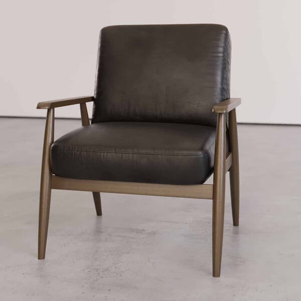 Computer-generated, photo-realistic rendering of a mid-century modern leather lounge chair